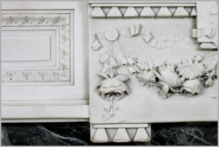 Antique Adam Style Fireplace Chimneypiece in Statuary Carrara Marble from the 19th Century For Sale 1