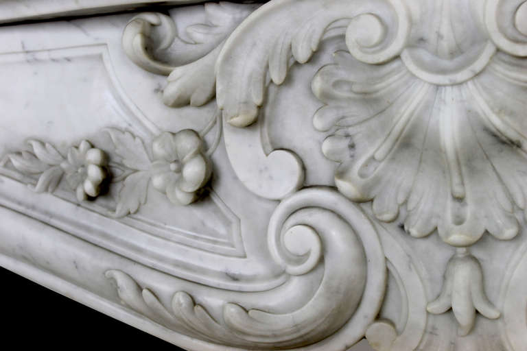 Antique Louis XV floreal fireplace chimneypiece in Carrara marble, 19th century For Sale 1