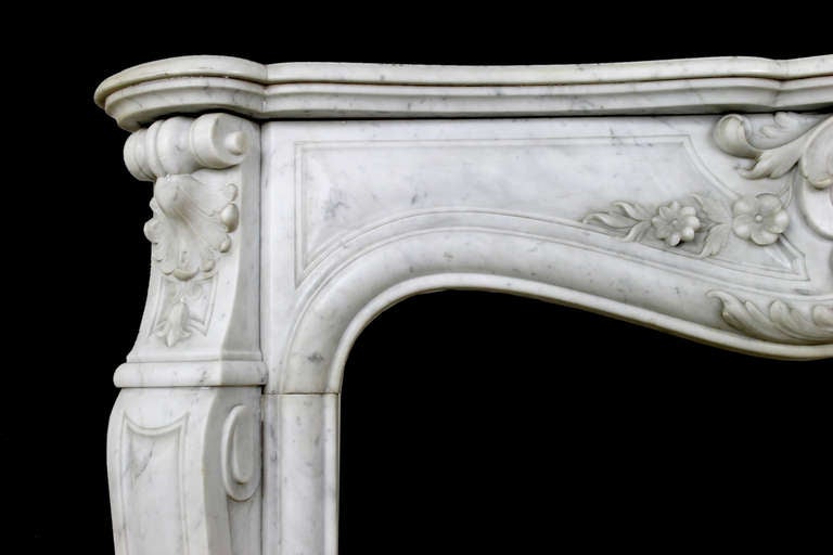 Antique Louis XV floreal fireplace chimneypiece in Carrara marble, 19th century In Excellent Condition For Sale In Campagnola Emilia, Reggio Emilia