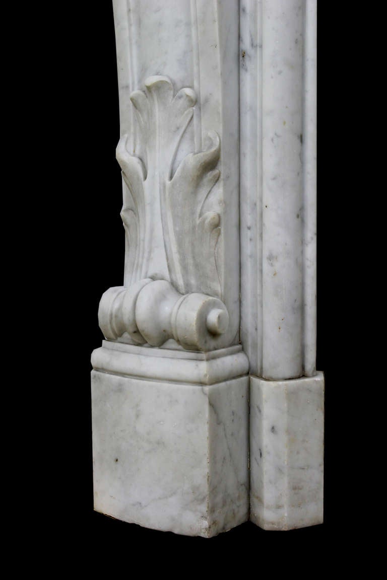 Antique Louis XV floreal fireplace chimneypiece in Carrara marble, 19th century For Sale 2
