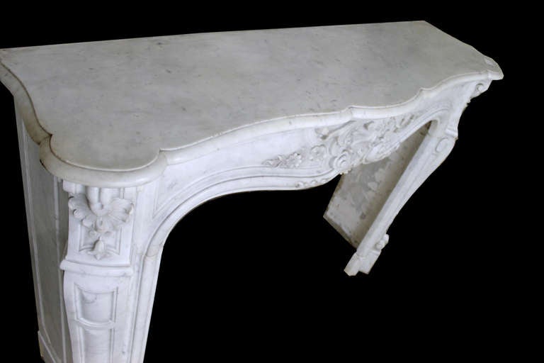 Antique Louis XV floreal fireplace chimneypiece in Carrara marble, 19th century For Sale 4