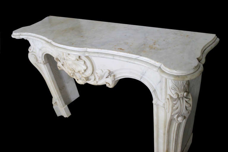 Antique Louis XV fireplace in Statuary Carrara marble, early 19th century For Sale 1