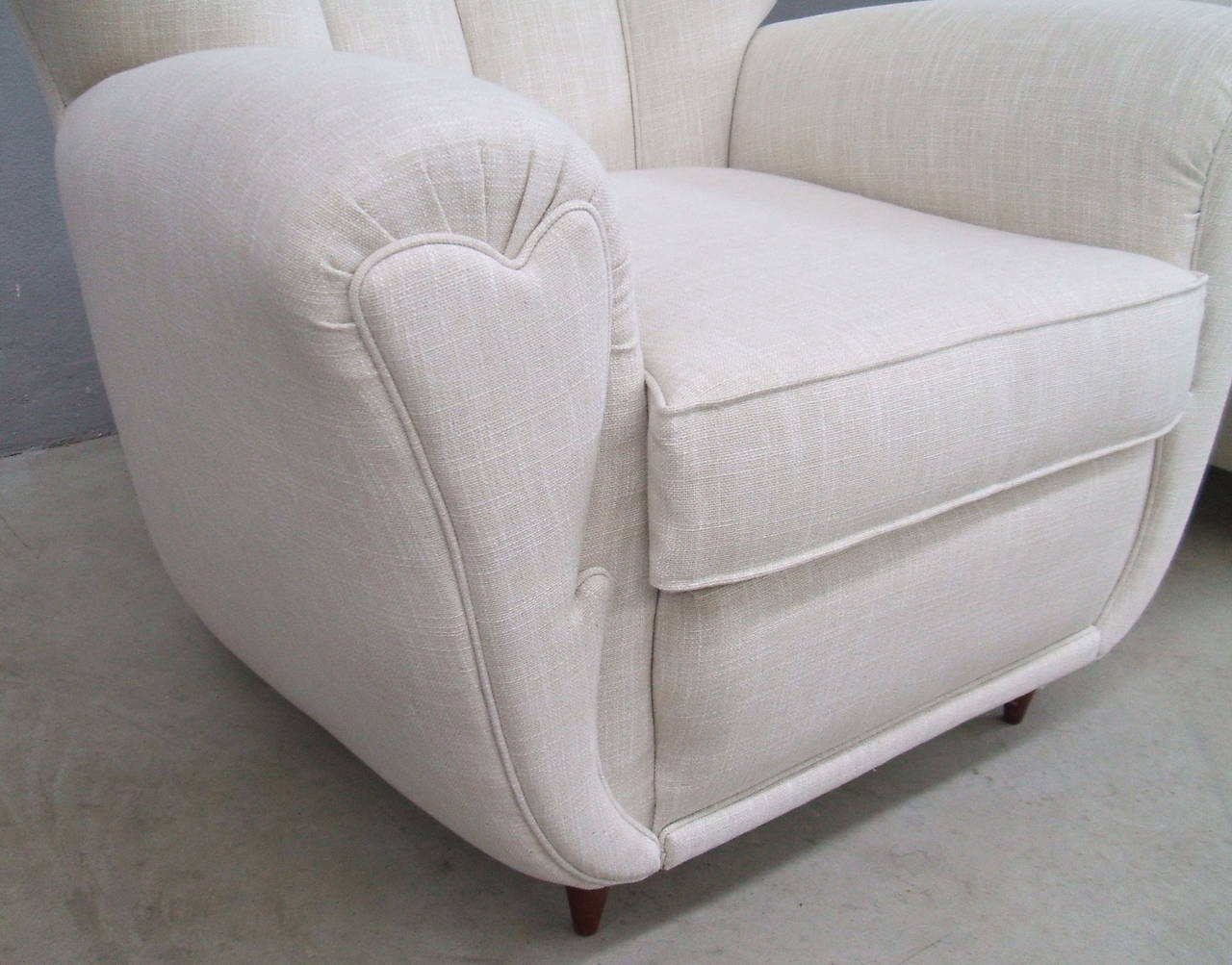 Very nice shape for these Italian Midcentury lounge chairs.
New upholstery: Linen.
