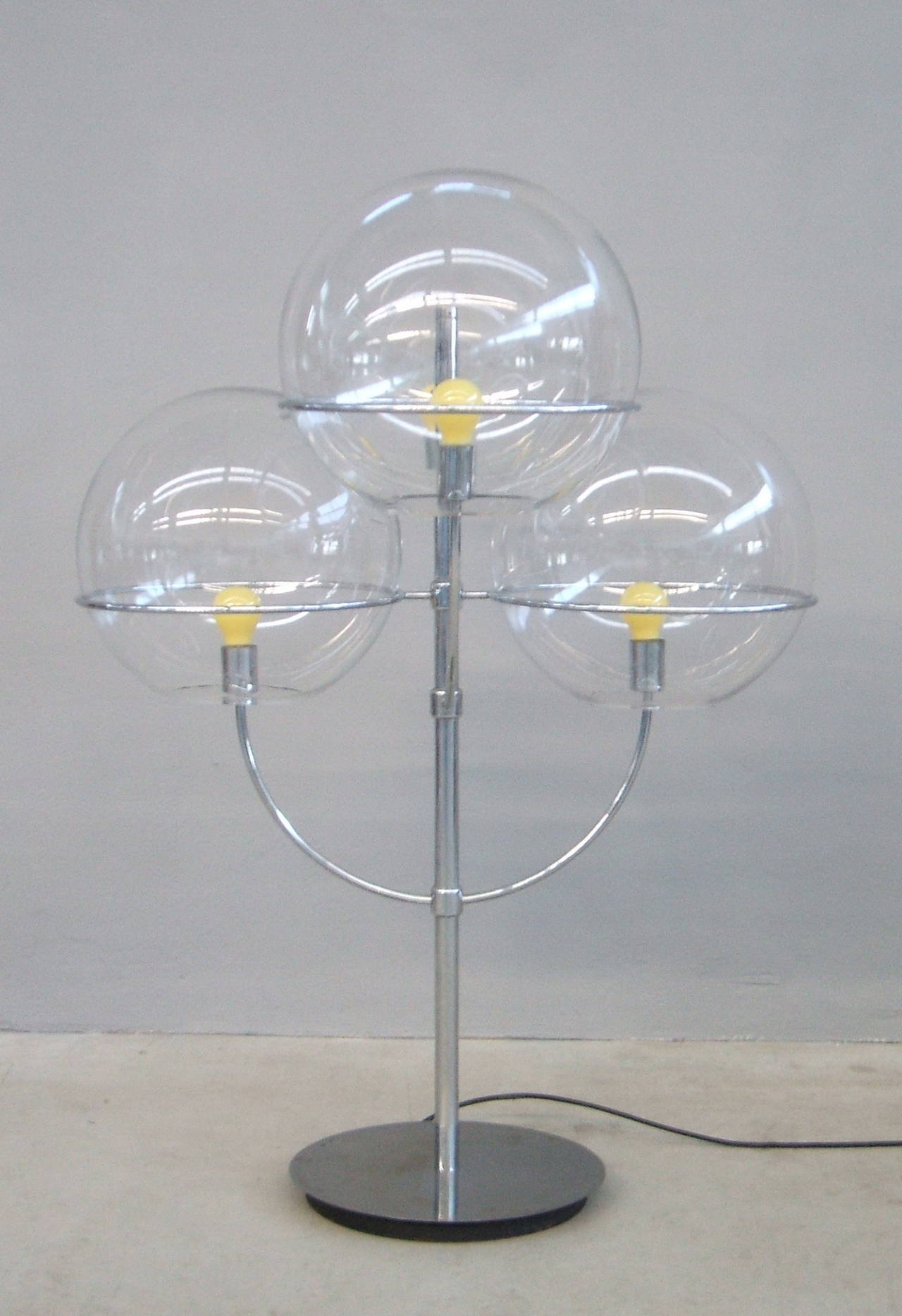 Mod 399 Lindon de sol designed by Vico Magistretti.
Chrome steel and four glass reflector.
Repertorio 1950-1980 pag. 450.