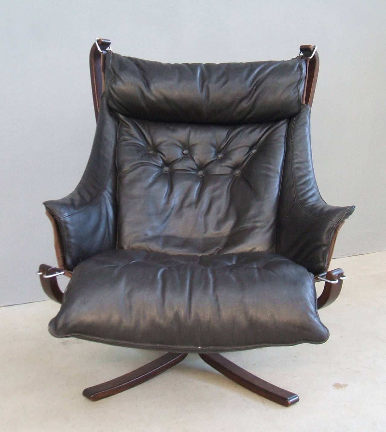 Very comfortable Falcon chair. Dark blown original leather.
Very good vintage condition.