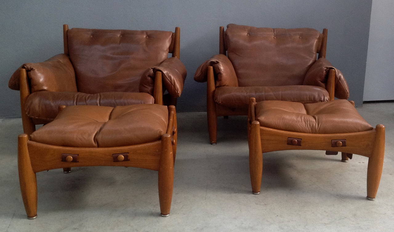 Wonderful pair of Sergio Rodrigues Sheriff armchairs and ottomans with original leather in very good vintage condition.
In 1961 the armchair was prized at the IV Furniture Biennial in Italy.
Original tag of ISA manufacturer.