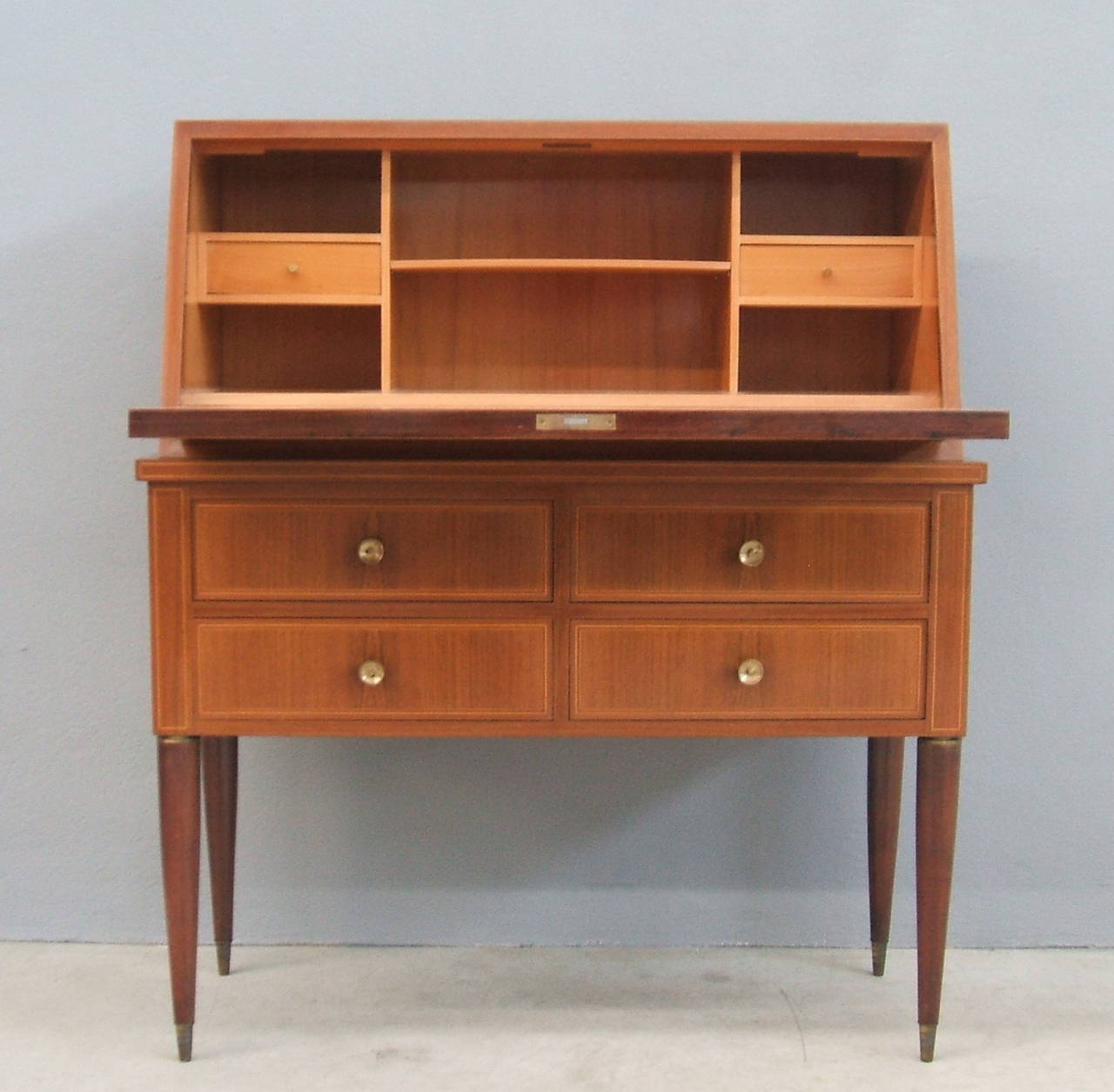 Elegant Bureau Attributed to Paolo Buffa In Excellent Condition In Piacenza, Italy