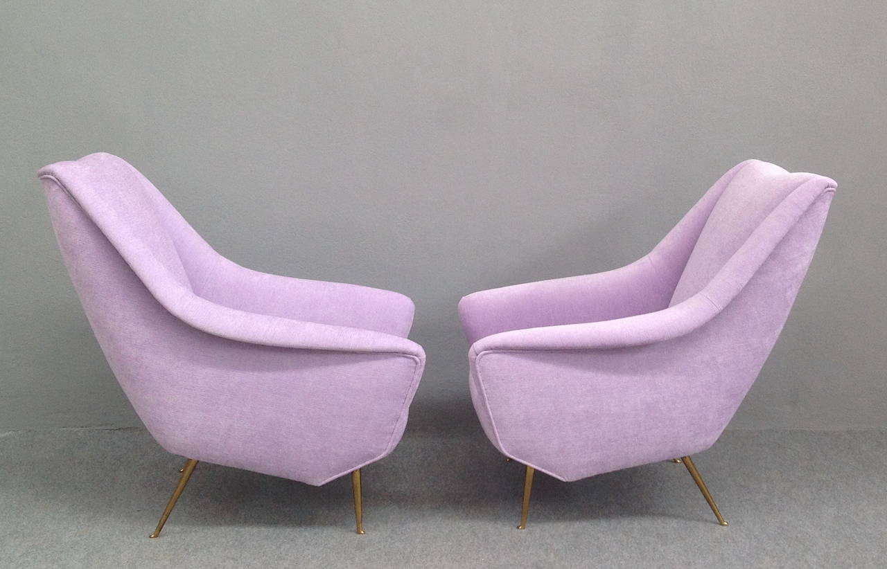 Very fine pair of armchairs in the manner of Gio Ponti.
Pink velvet upholstery.