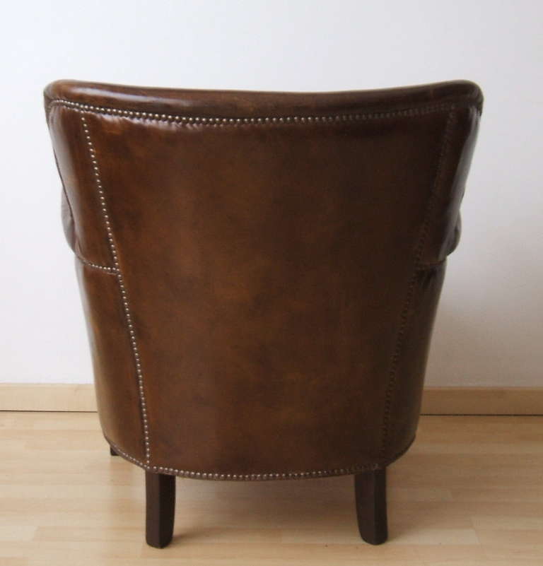 English Petite Lounge Chair in Original Leather In Excellent Condition In Piacenza, Italy
