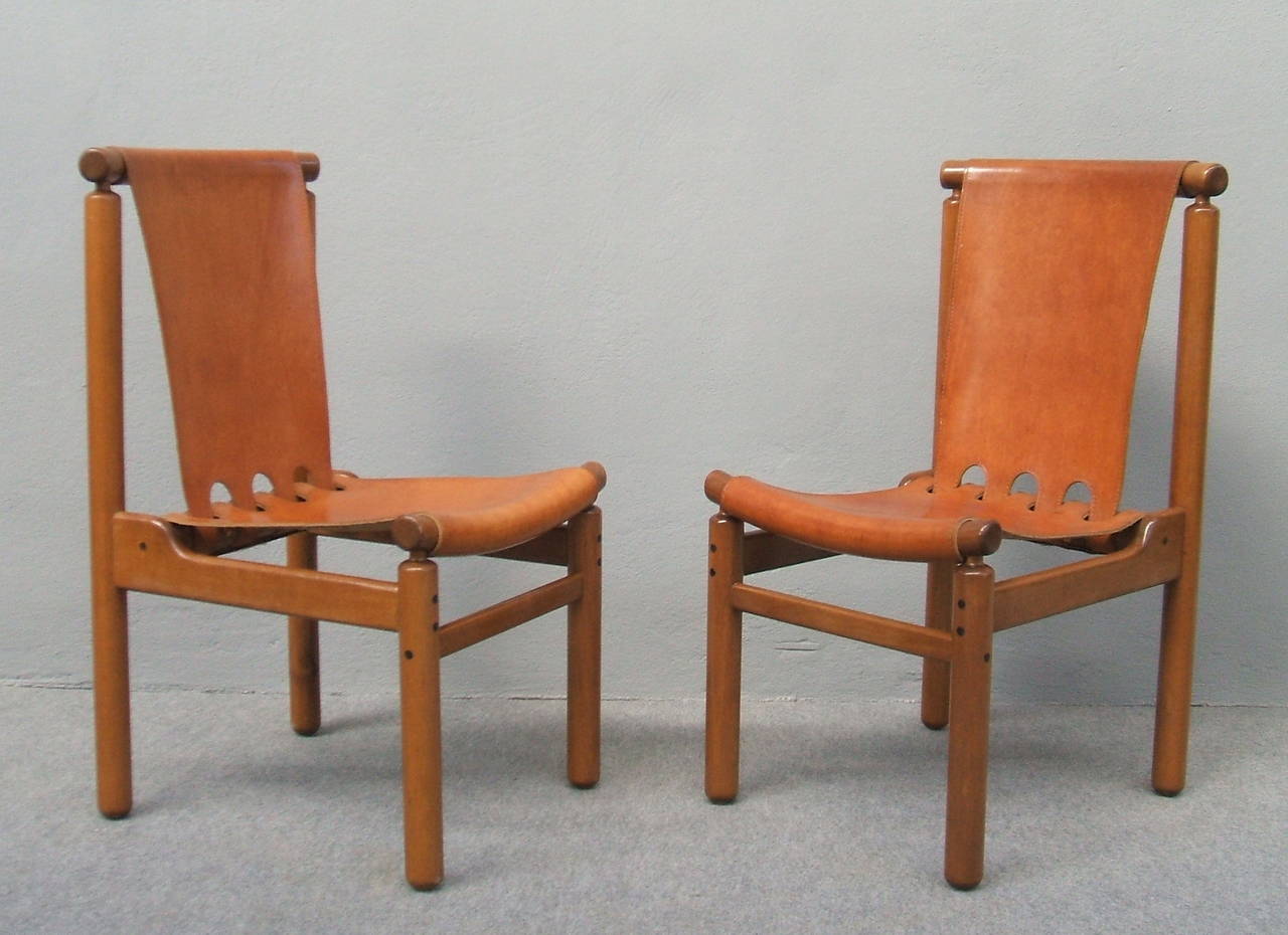 Stunning pair of wood and leather chairs attribuited to Ilmari Tapiovaara.
He worked in Italy for La Permanente in Cantu'.