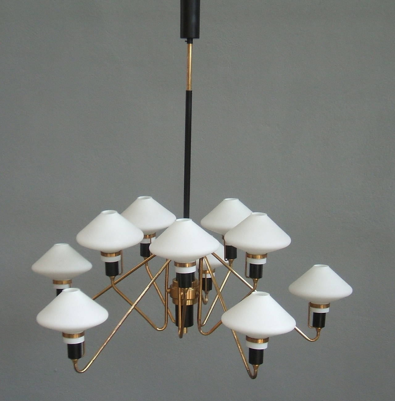 Brass and lacquered metal structure and very elegant white opaline glasses.
10 lights