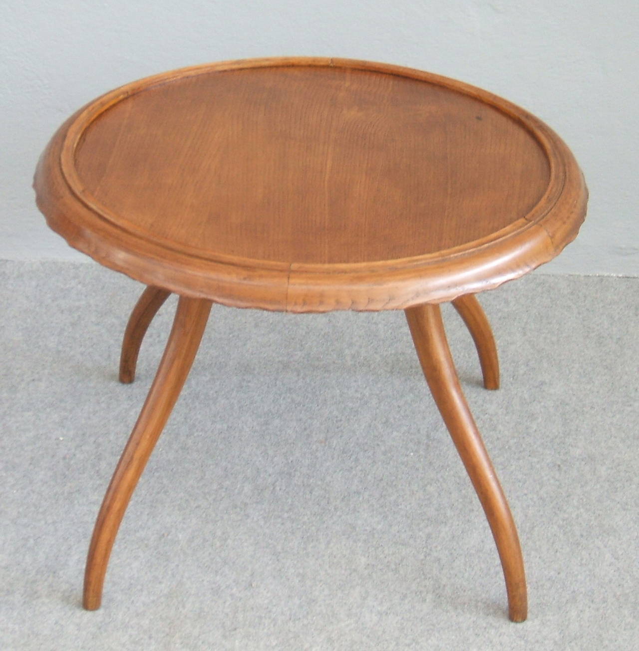 Very nice round side table attribuited to Osvaldo Borsani.
Bibl. Il mobile Deco by De Guttry