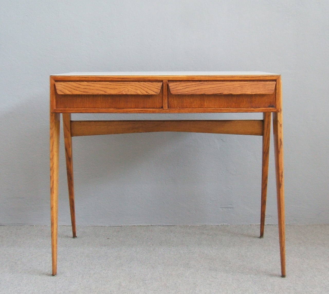 Elegant shape for this writing desk in the style of Carlo de Carli.
Label Barovero Torino.