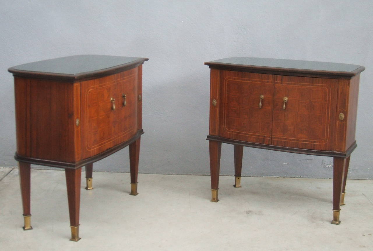 Very elegant pair of burl wood bedside tables in the style of Paolo Buffa.
Two doors each and glass top.
Brass sabots and brass details on the front.