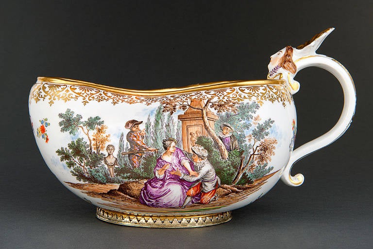 Painted by Johann George Heintze 
Meissen c. 1741 
Gilt-metal mounting

Provenance: The piece originates of the Bourdalou-Collection Guy Ledoux-Lebard (published in 