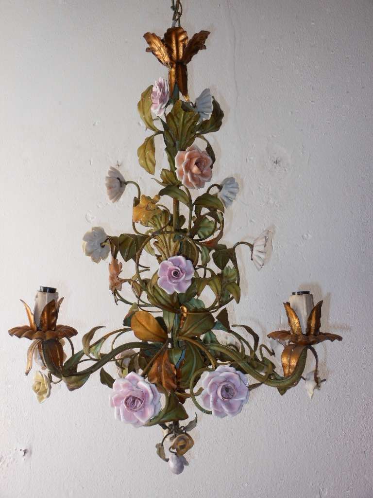 Housing 3 lights, bulb holders in wood.  Original color huge leaves.  Really big roses and flowers!   Some may have flea bites.  Gold gilded accents.  Original leaves and flower tassel is detachable!  Original chain and canopy.