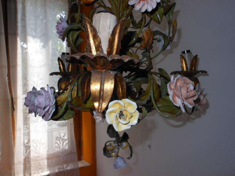 Italian Tole Porcelain Roses & Flowers Chandelier In Good Condition In Firenze, Toscana