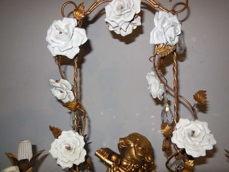 Italian Gold Swinging Cherub Tole Porcelain Roses Chandelier In Excellent Condition In Modena (MO), Modena (Mo)