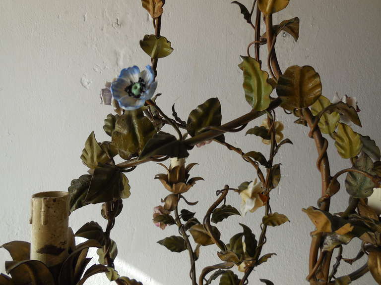 Italian Tole Polychrome Porcelain Roses & Flowers Chandelier, 1870 In Excellent Condition In Modena (MO), Modena (Mo)