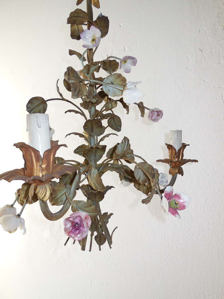 Italian 1870 Tole Polychrome Porcelain Flowers Chandelier In Good Condition In Modena (MO), Modena (Mo)