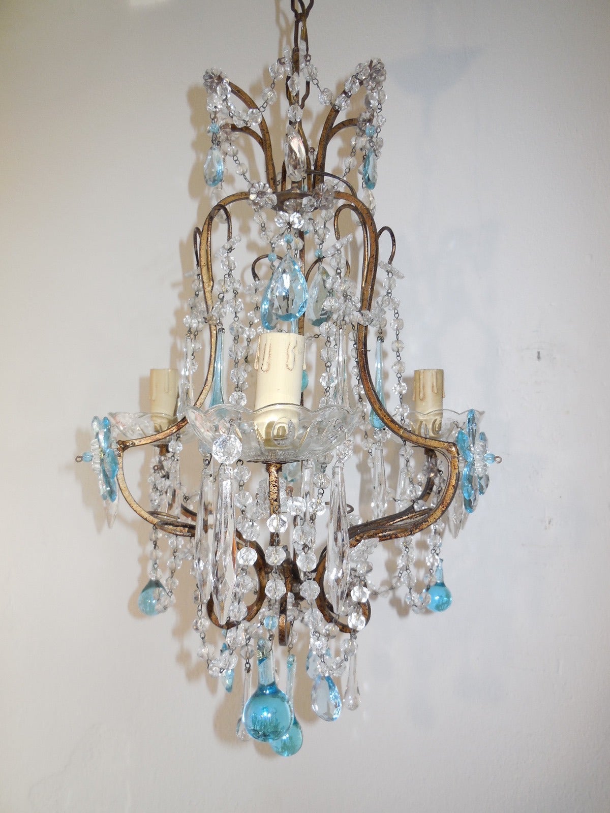 Lampadario francese in cristallo d'acqua con prismi, gocce e fiori, 1920 circa In condizioni buone in vendita a Firenze, Toscana