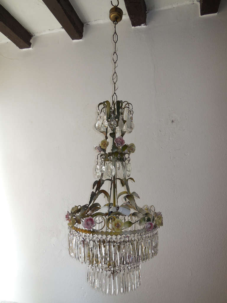 French Porcelain Rose and Crystal Prisms, Four Tier Chandelier In Good Condition In Modena (MO), Modena (Mo)