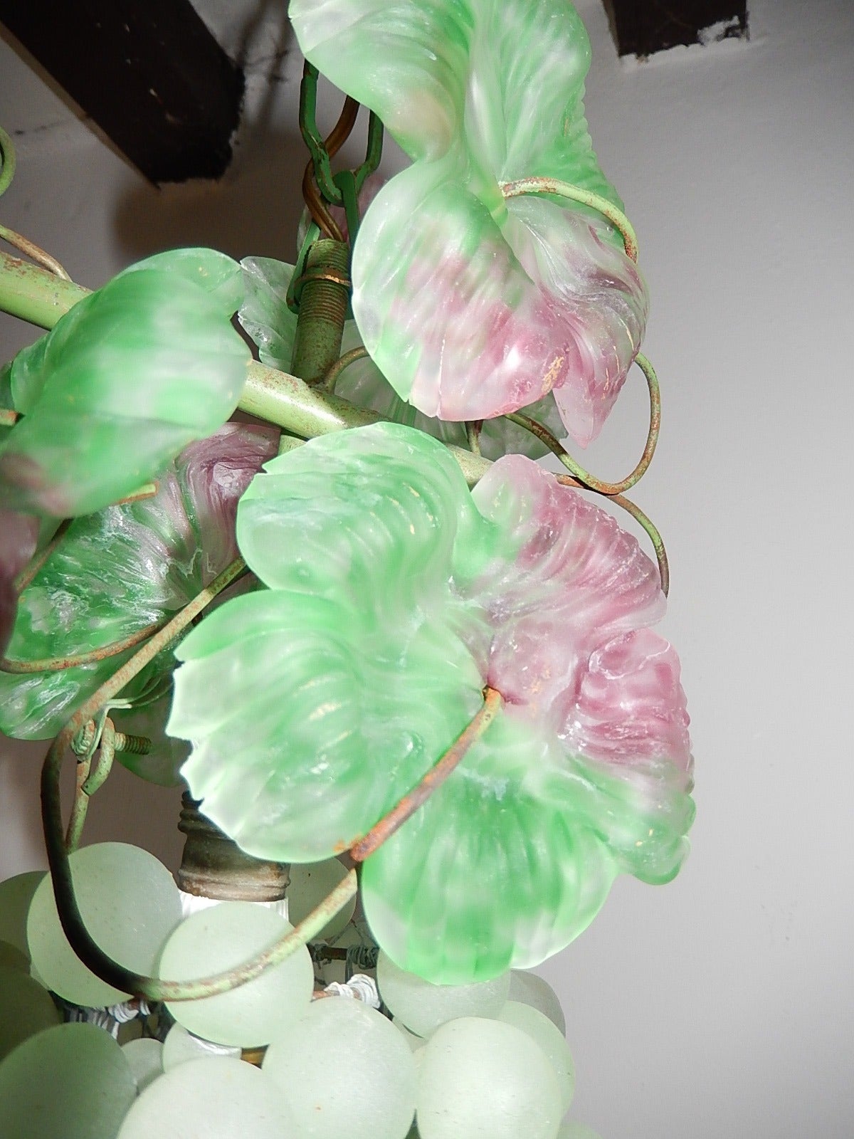 Italian Murano Glass Grape Light Green Cluster Chandelier with Leaves In Excellent Condition In Modena (MO), Modena (Mo)