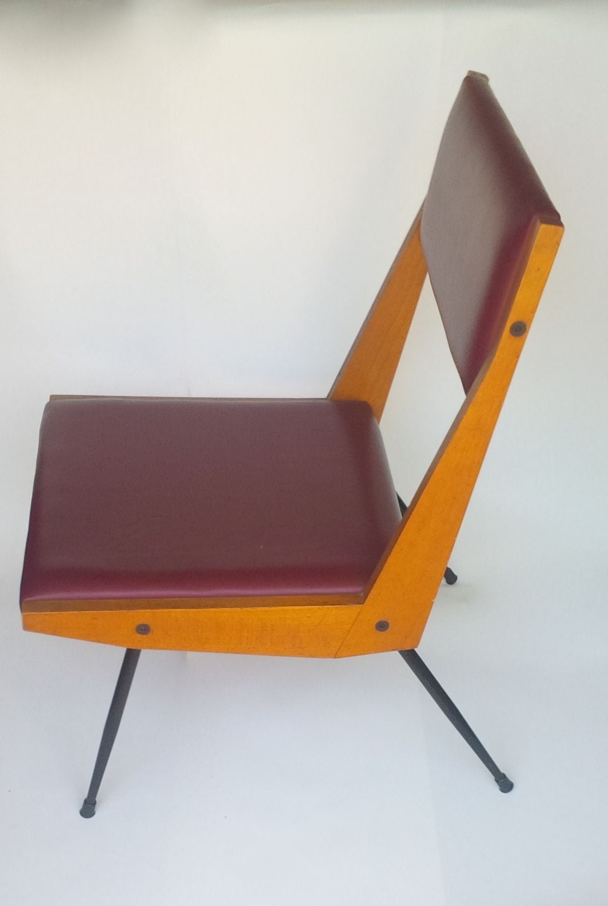 Typical Mid Century Italian slipper chair with interesting lines. The design of the  beechwood frame is very typical for Carlo De Carli, an Italian architect who worled closely with Gio Ponti in the 1940's and 1950's.
