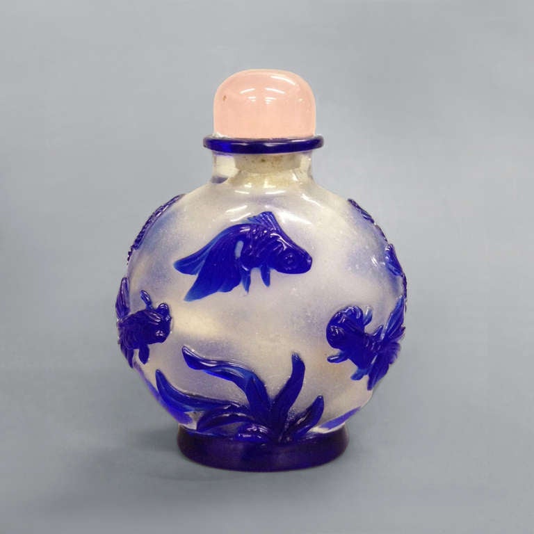 A blue overlay glass snuff bottle
