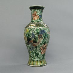 Große Famille Verte-Vase aus dem 19. Jahrhundert mit Blumen und mythischen Vögeln