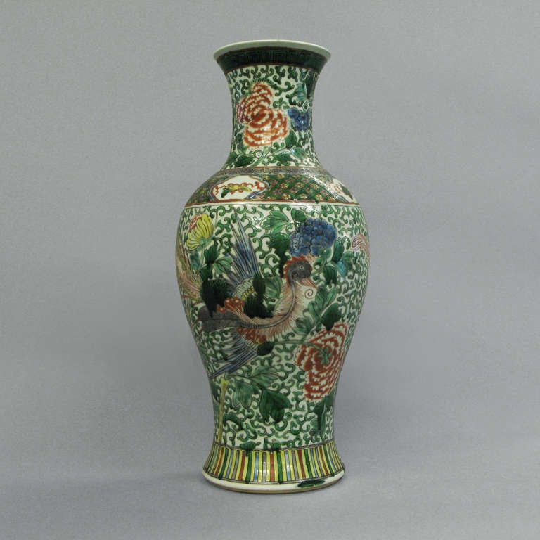 Eine großformatige Vase aus Famile verte, die durchgehend mit stilisierten Blumen und mythischen Vögeln verziert ist.