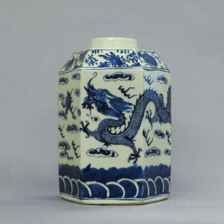 Une boîte à thé de forme octogonale du XIXe siècle, en verre bleu et blanc
