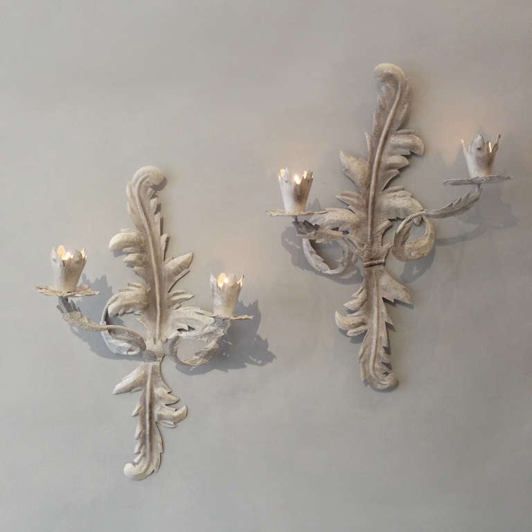 Paire d'appliques ou d'appliques murales rococo à deux bras en tôle peinte en gris du XXe siècle