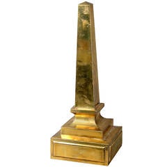 Obelisco de latón de mediados del siglo XX