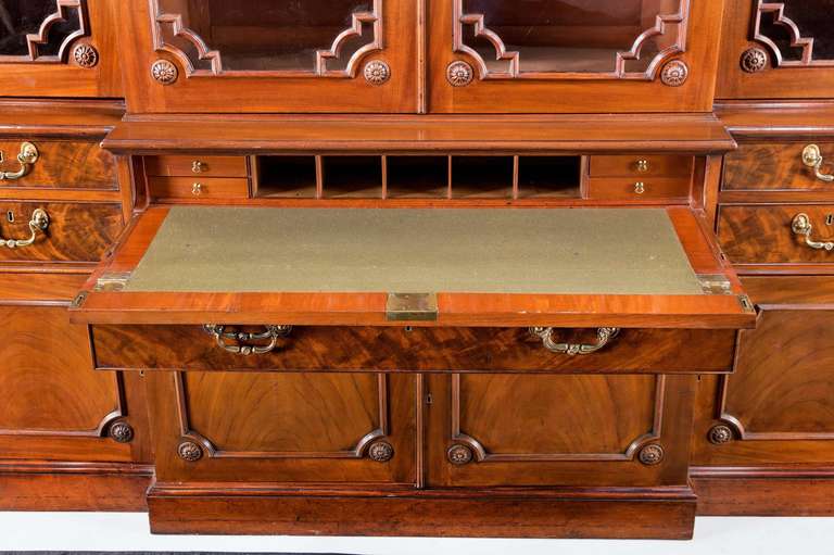 Chippendale Period Mahogany Breakfront Library Bookcase In Good Condition For Sale In Peterborough, Northamptonshire