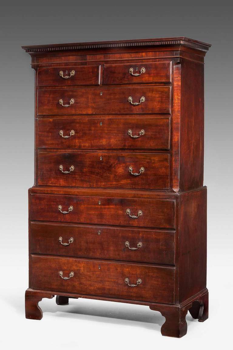 A good George III period mahogany chest on chest comprising six long and two short drawers, the top with a canted corners with crossbanding, the whole on well-shaped bracket feet.
