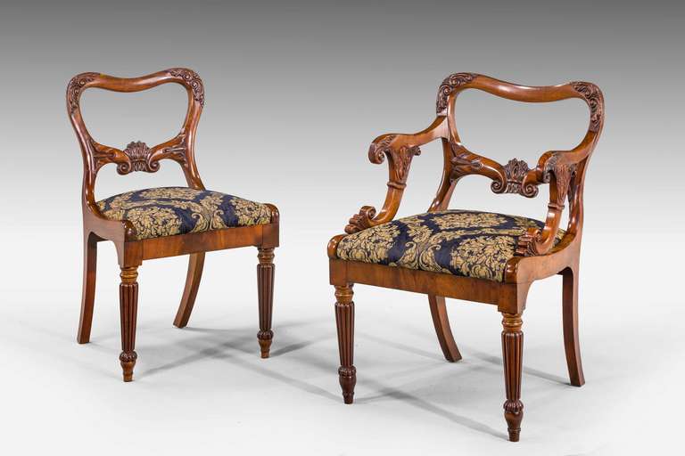 Satz von acht (sechs Seiten- und zwei Sessel) Mahagoni-Esszimmerstühlen aus der Regency-Periode, aus besonders gutem Holz und mit sehr gut gestalteten geschnitzten Details. Aufwändig ausgestellte Stützen an den Armen.

