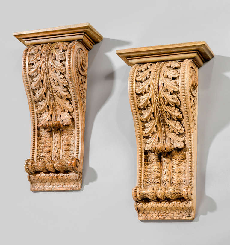 Paire de consoles du début du XIXe siècle très finement sculptées, le motif central étant des feuilles d'hyménoptère sur un fond de sections d'écailles.

RR.