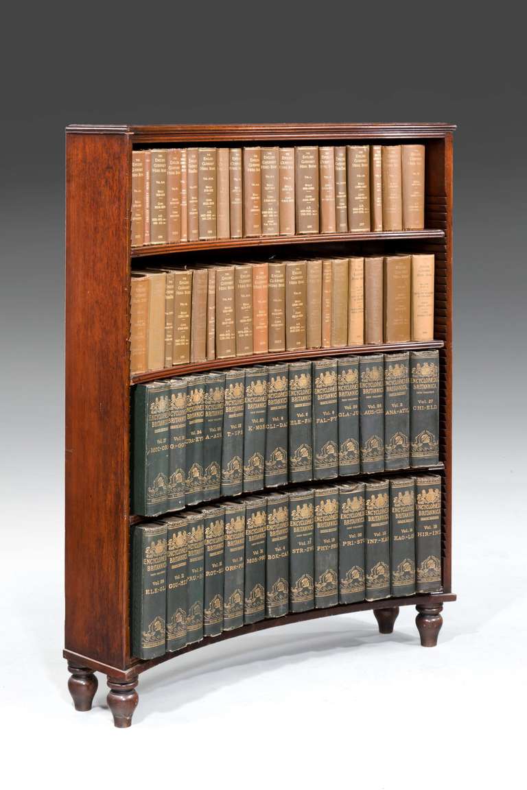 Pair of George III Period Mahogany Concave Open Bookcases In Good Condition For Sale In Peterborough, Northamptonshire