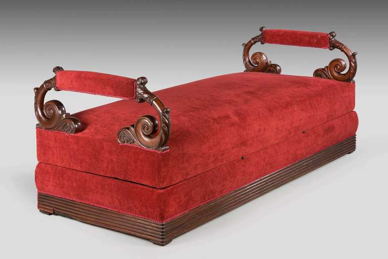 Une bonne banquette à cadre en acajou de la période Régence, avec des extrémités à volutes et une fine sculpture en forme de cloche de lièvre. Très probablement utilisé dans une importante galerie d'art pour l'observation des peintures. Le tout