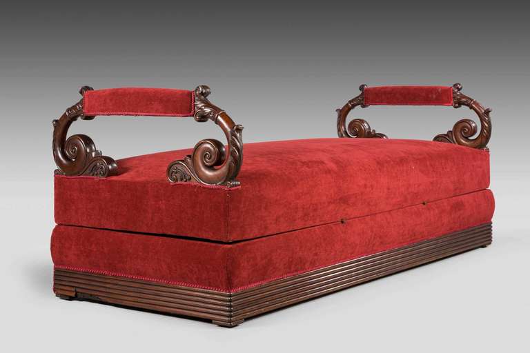 Banquette encadrée en acajou de la période Régence 1