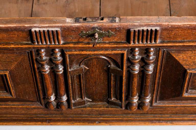 Oak Panelled Early 18th Century Chest Coffer In Good Condition In Peterborough, Northamptonshire