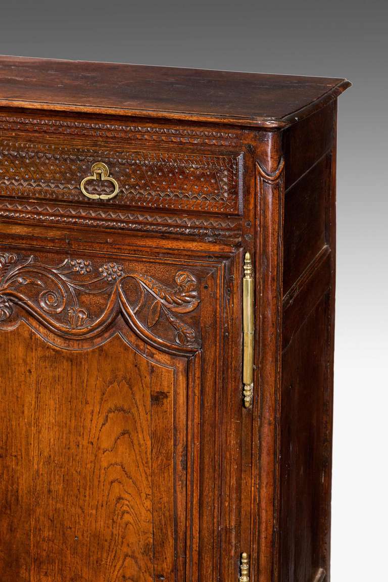 A good 18th century oak buffet side cabinet with beautifully carved decoration with foliage and retaining original brassware. South of France.

RR.