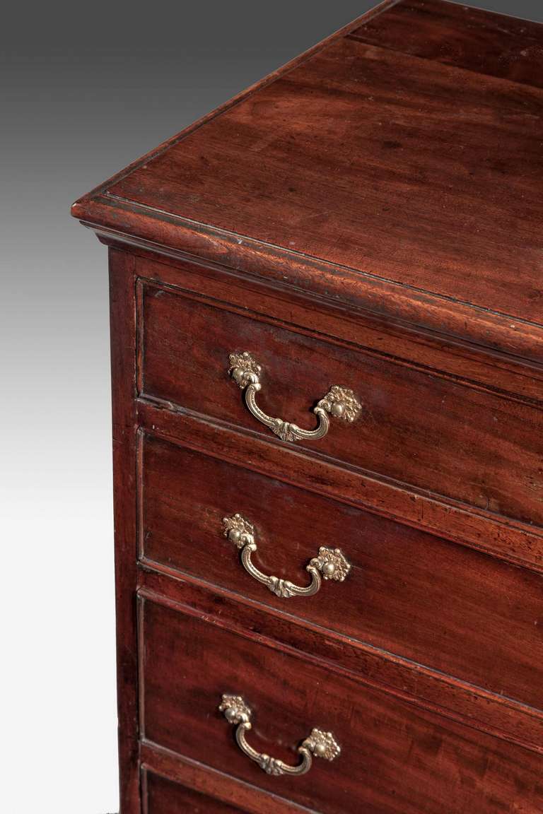 A good George III period straight fronted mahogany chest of drawers with original period detailed handles, standing on bracket feet with a molded top edge.

RR.