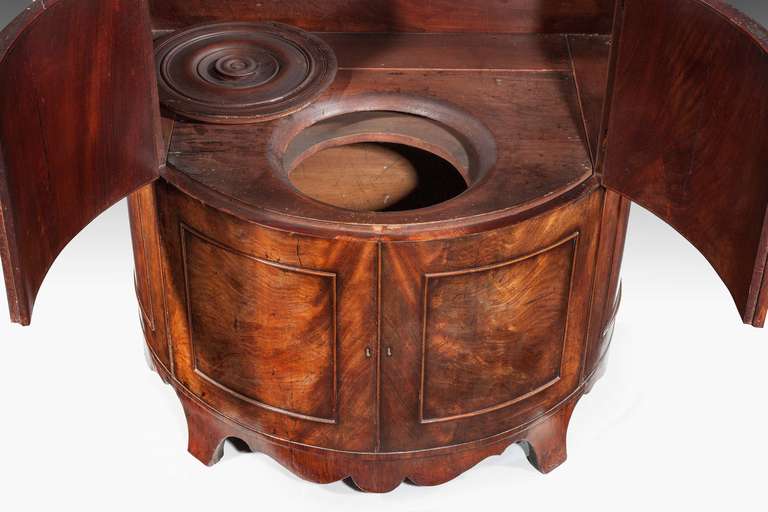 Early 19th Century Bow-Front Commode In Excellent Condition In Peterborough, Northamptonshire