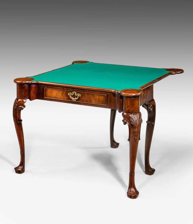 Table à cartes du milieu du XVIIIe siècle 2