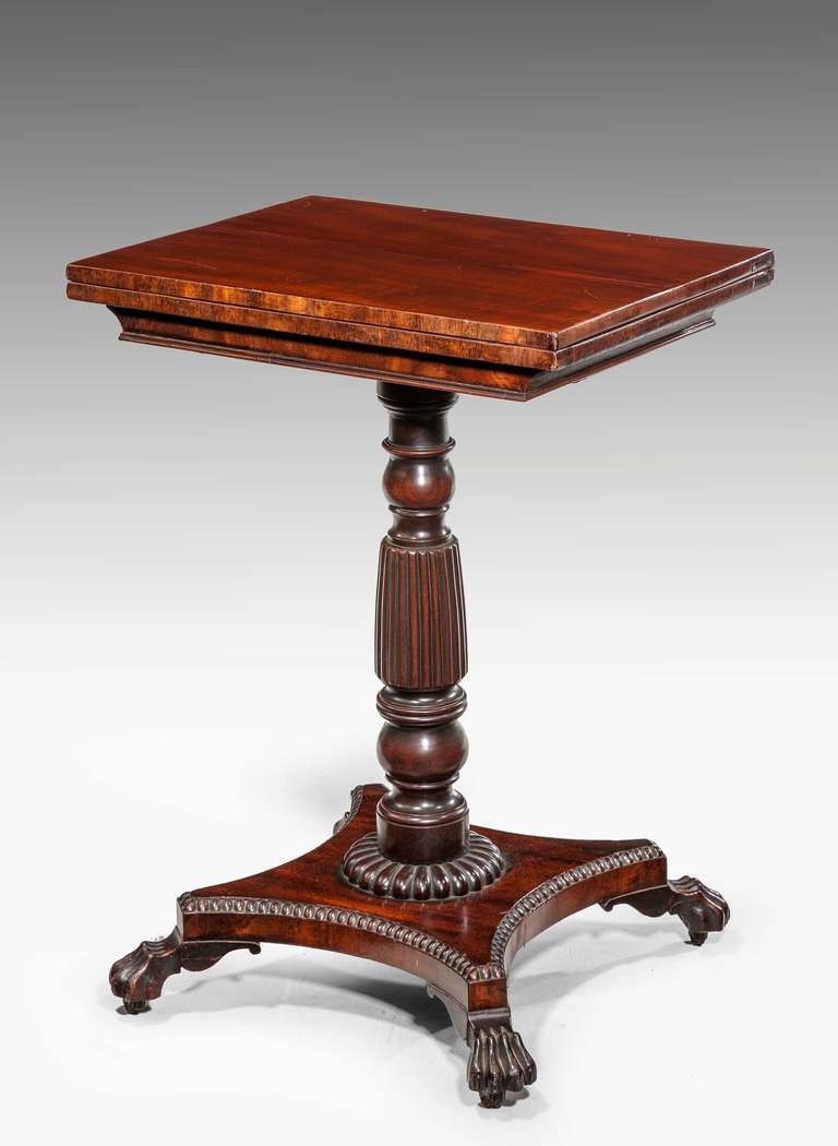 Une table à cartes pliante d'époque Régence qui s'ouvre également sur une table de lecture et d'écriture aux proportions inhabituellement petites. La tige finement sculptée et tournée sur une base en forme de plate-forme sur des pieds à pattes