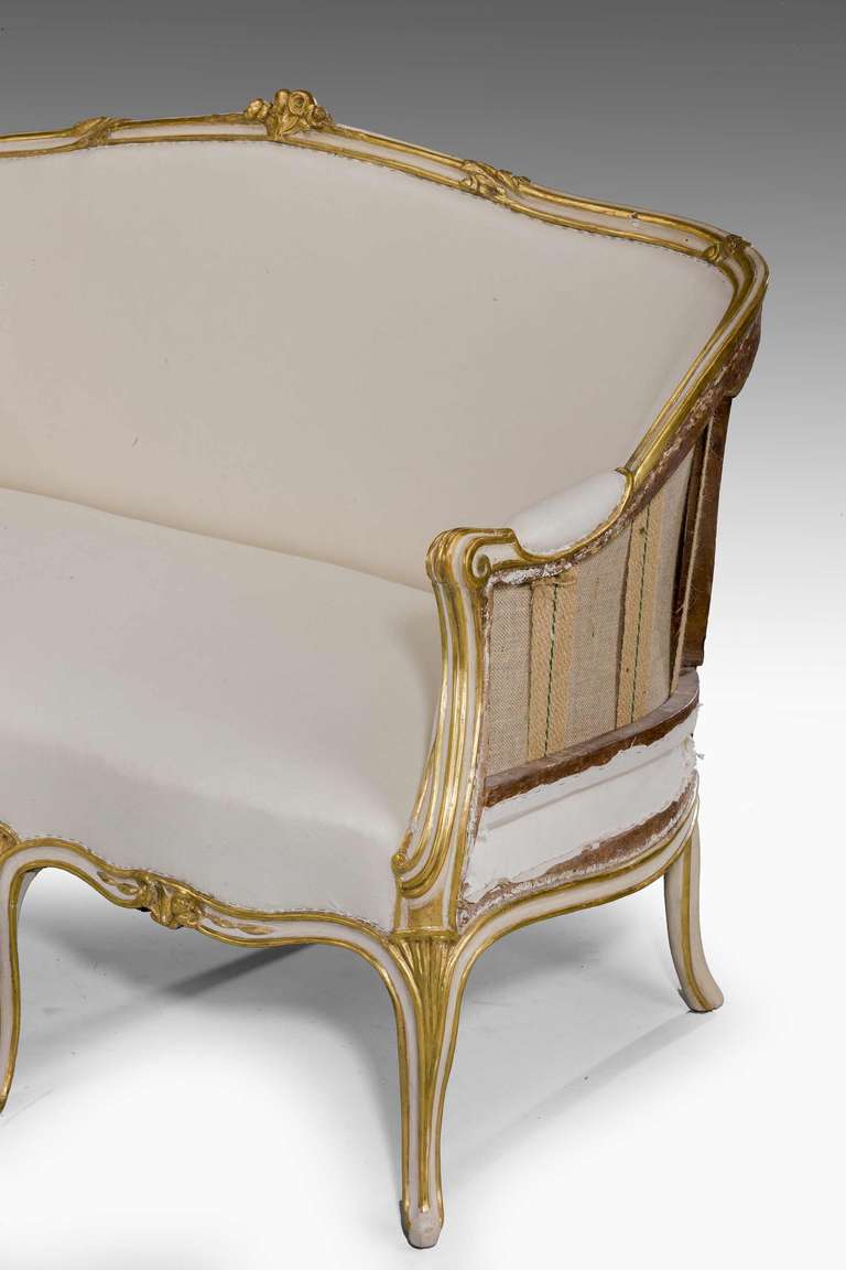 Doré Canapé en bois doré d'époque George III à triple façade serpentine