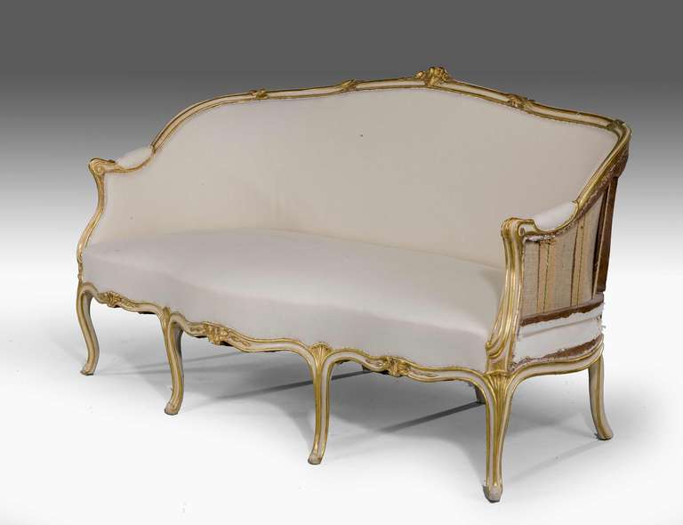 Britannique Canapé en bois doré d'époque George III à triple façade serpentine