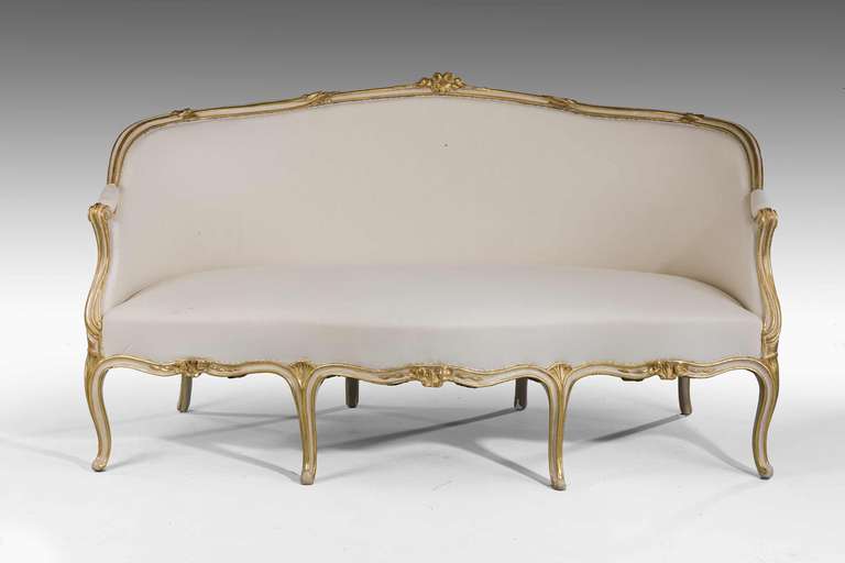 Canapé doré à la française d'époque George III:: la façade à triple serpentin sur des supports cabriolets:: la traverse supérieure du dossier avec des nœuds de fleurs finement sculptés